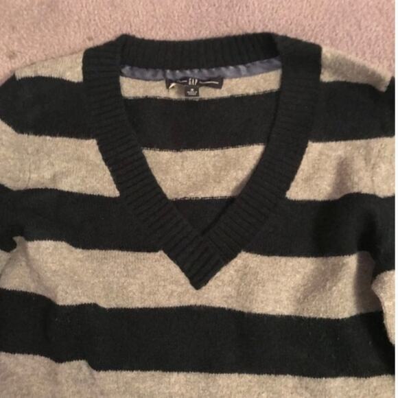 GAP Navy and Gray striped sweater Size Small - Picture 3 of 3
